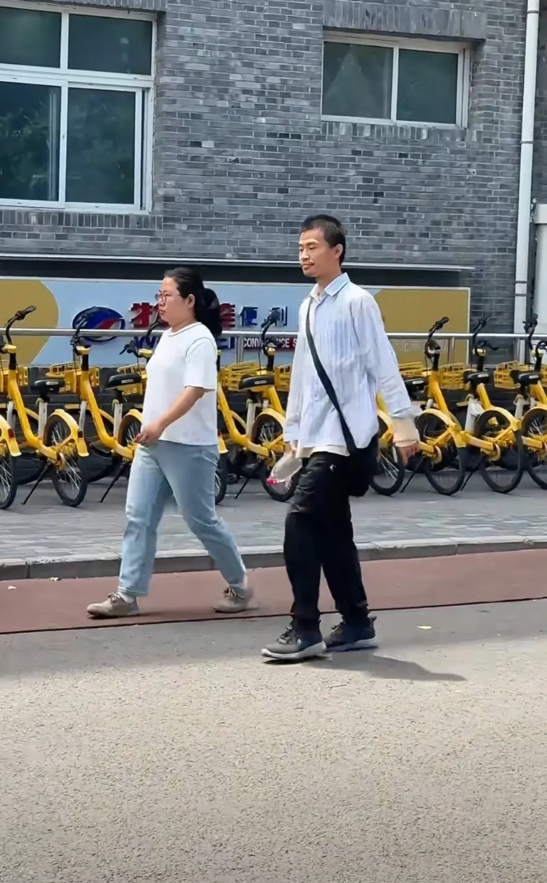 韦东奕变了！最近有人在食堂偶遇韦东奕，与之前相比有很大的改变，食堂点菜的时候，
