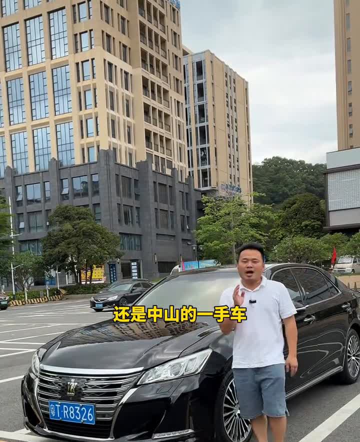 2018年运动版皇冠。皇冠一车传三代，车走人还在。这台18年18款运动版皇冠