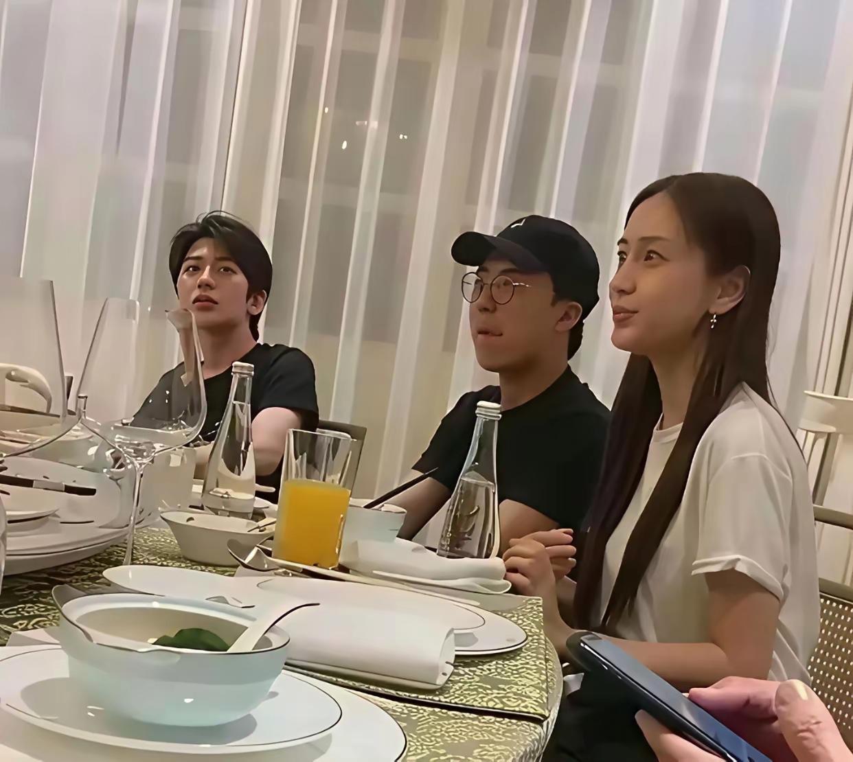 为啥娱乐圈的明星去应酬，见大佬都会素面的，而不是化着精致的妆容赴约？是不是那些