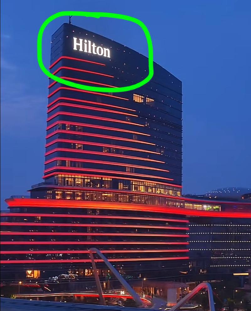 一位上海的博主入住了希尔顿酒店，原本以为会有一个惬意的假期，没想到却因为一瓶可乐