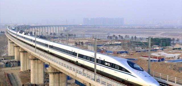 中国高铁放着好好地平地不走，偏偏要花大价钱建造高架桥。那我国为啥要这样做，这钱花