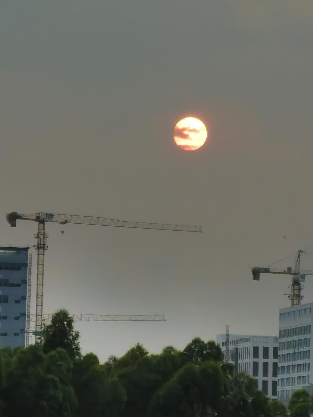 不一样的夕阳经常在月亮🌙里面看到图案，却很少在太阳☀里面看到其它图案，今天傍