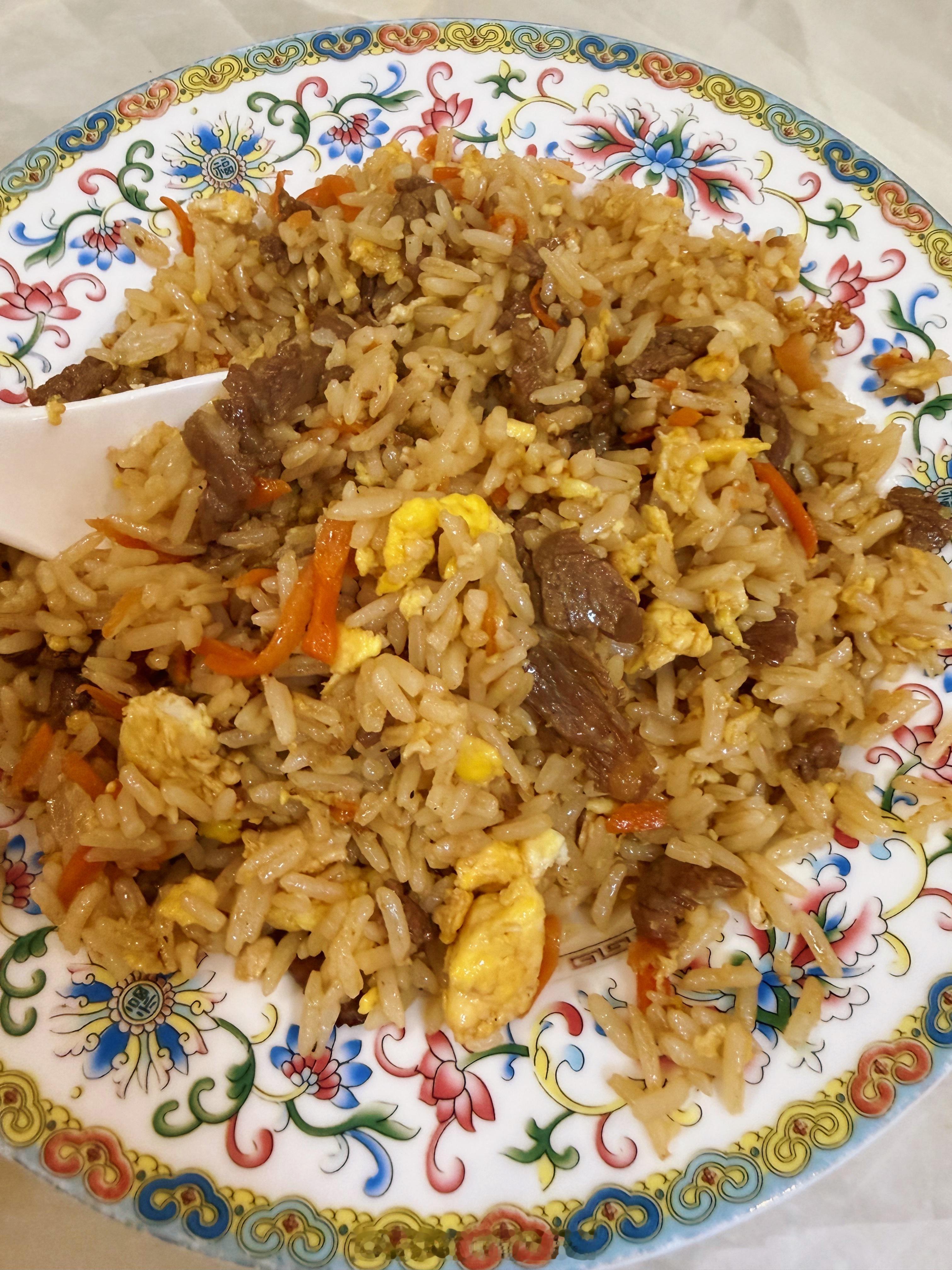 妈呀，没忍不住了，吃了很多牛肉炒饭。要哭了[敲打]等会好好运动下，再辅