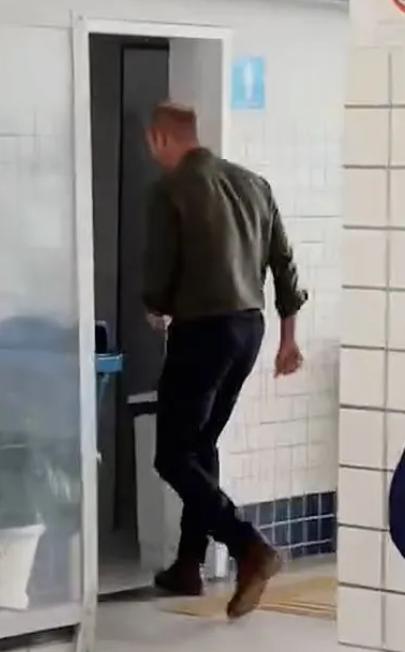 被过度包装的王室，已经失去理智，威廉王子上厕所而已和谦卑有什么关系。威廉王