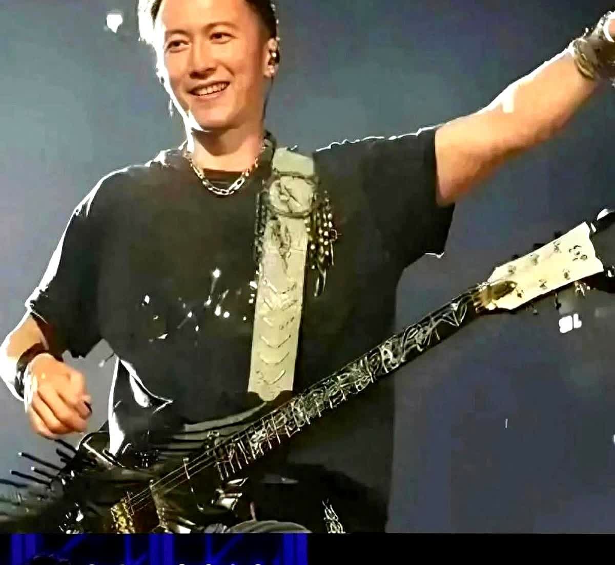 已经人到中年的谢霆锋也着实为难的。想回归家庭回不去，和王菲既不结婚也不要