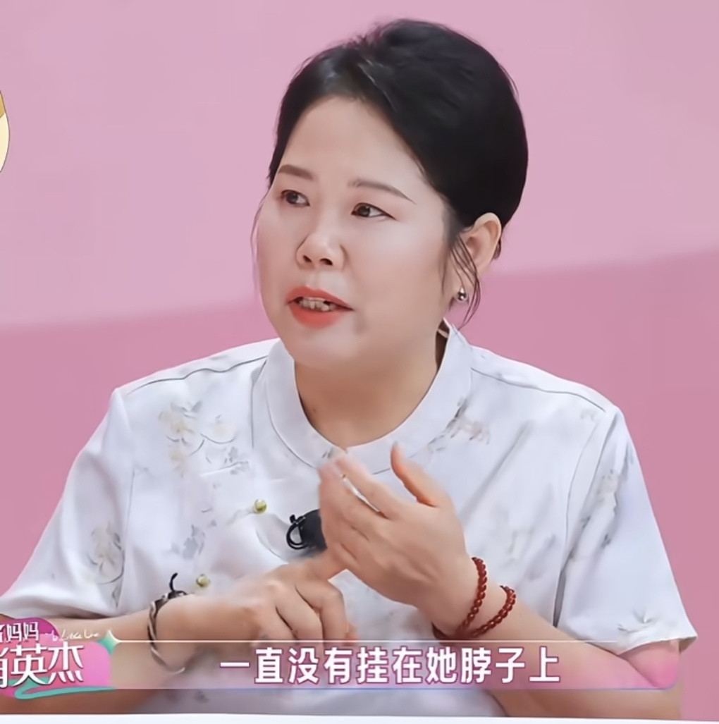 张家齐妈妈先哭着说，“这个金项链，一直没有挂到家齐脖子上。”让人还以为孩子多辜负她呢，结果张家齐见都
