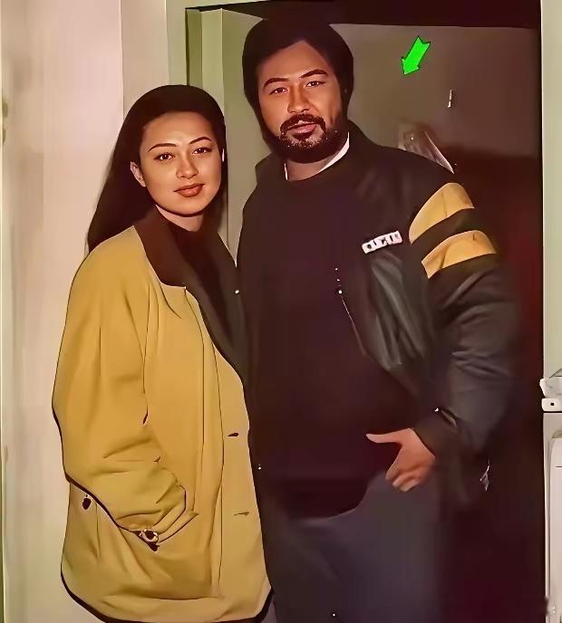 张纪中和前妻樊馨蔓在一起时，那时还没有狮子头发型。​​​