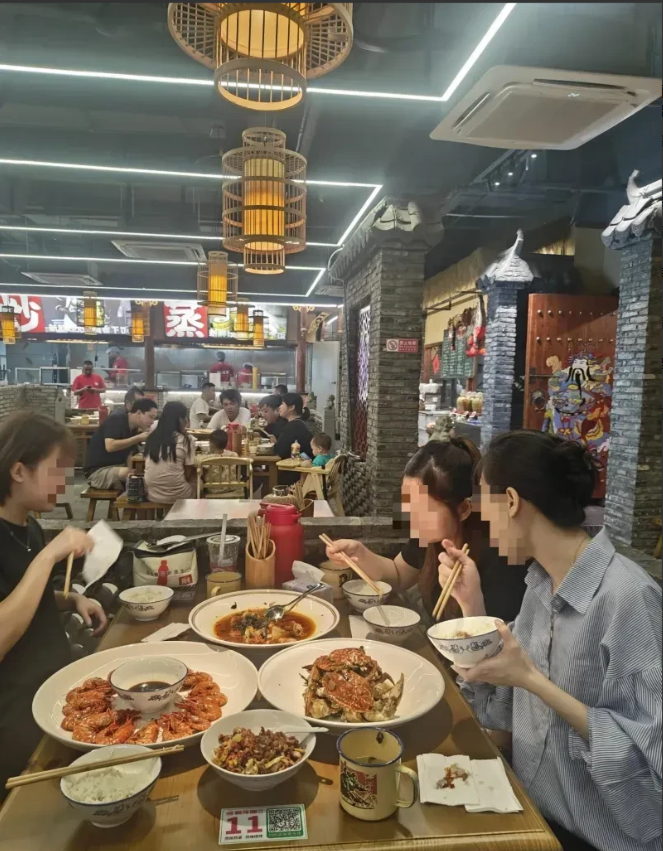 女子跟朋友聚餐花费1400多元，顺利结账后离开饭店。开车回家的路上，接到17通陌