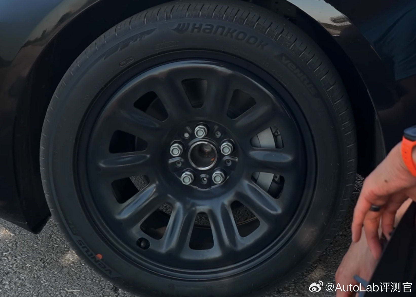 有海外网友分享了特斯拉标准版Model3拆下轮毂罩后的轮毂样式[笑着哭]​
