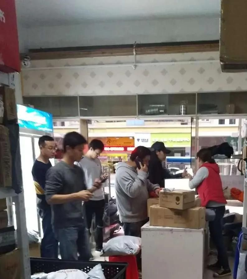 亲戚开了快递店，两口子忙活，为了多挣点钱，没有雇人。前些天某知名快递让亲戚的快递