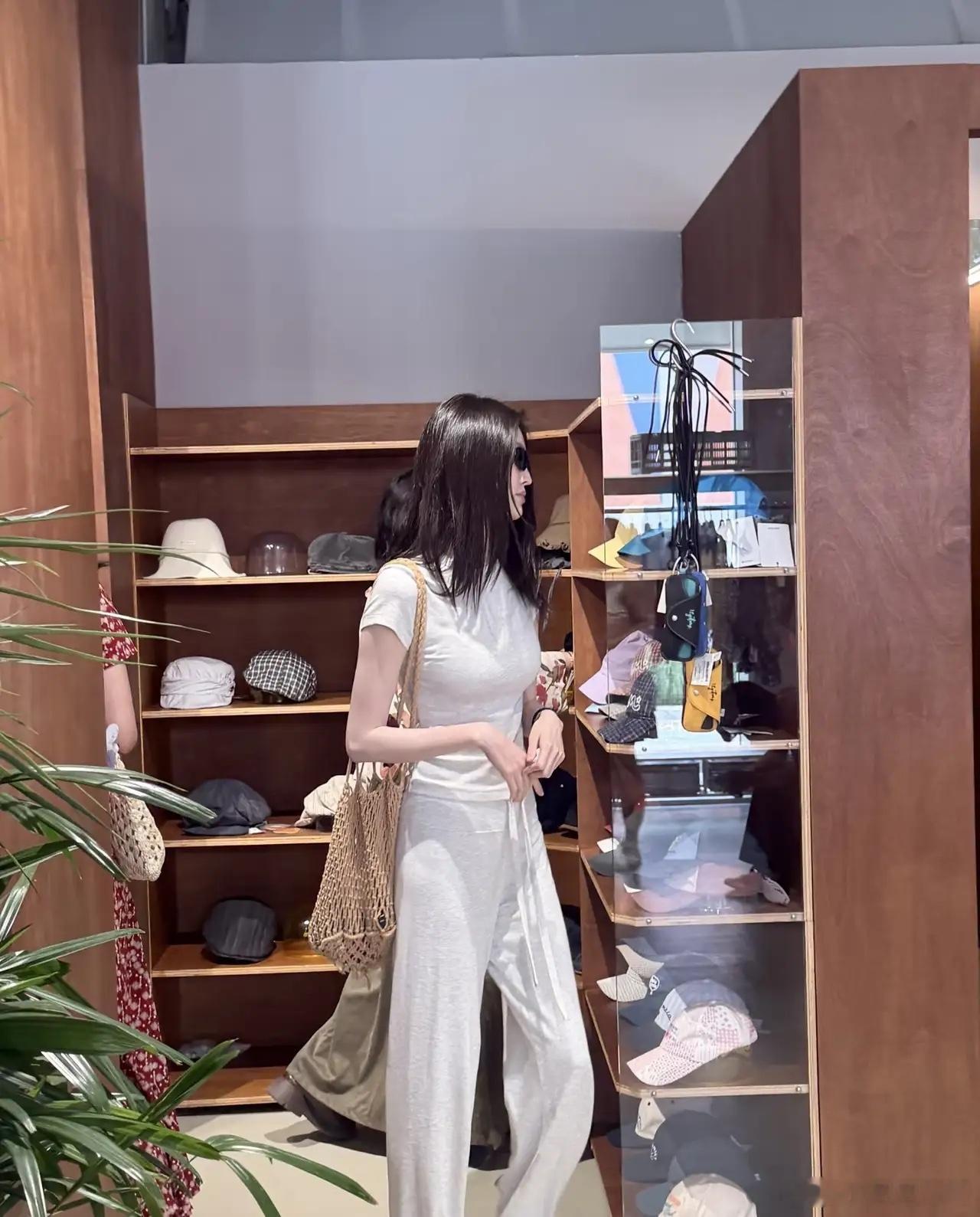 有网友在阿那亚偶遇何穗，不愧是明星，真人确实好看！这大高个儿，又瘦又白，即使穿着
