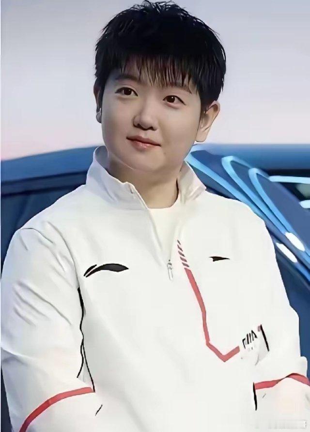 莎莎今天比赛3-0大胜对手，结束比赛后，满场观众都在给她欢呼，莎莎转身准备离开场
