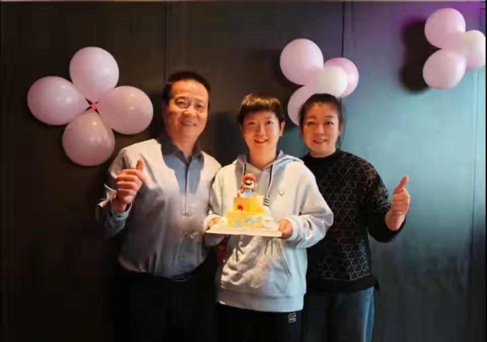 你们相信吗？现在全网最焦虑的，就是孙颖莎的父母。不仅担心女儿的身体情况，更