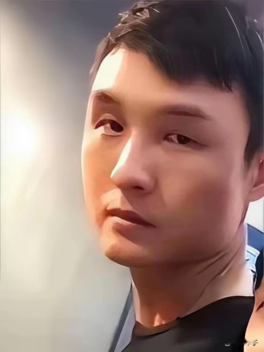王暖暖老公符合大众审美？快拉倒吧！瞧，其貌不扬，尖嘴猴腮的长相，一双三角