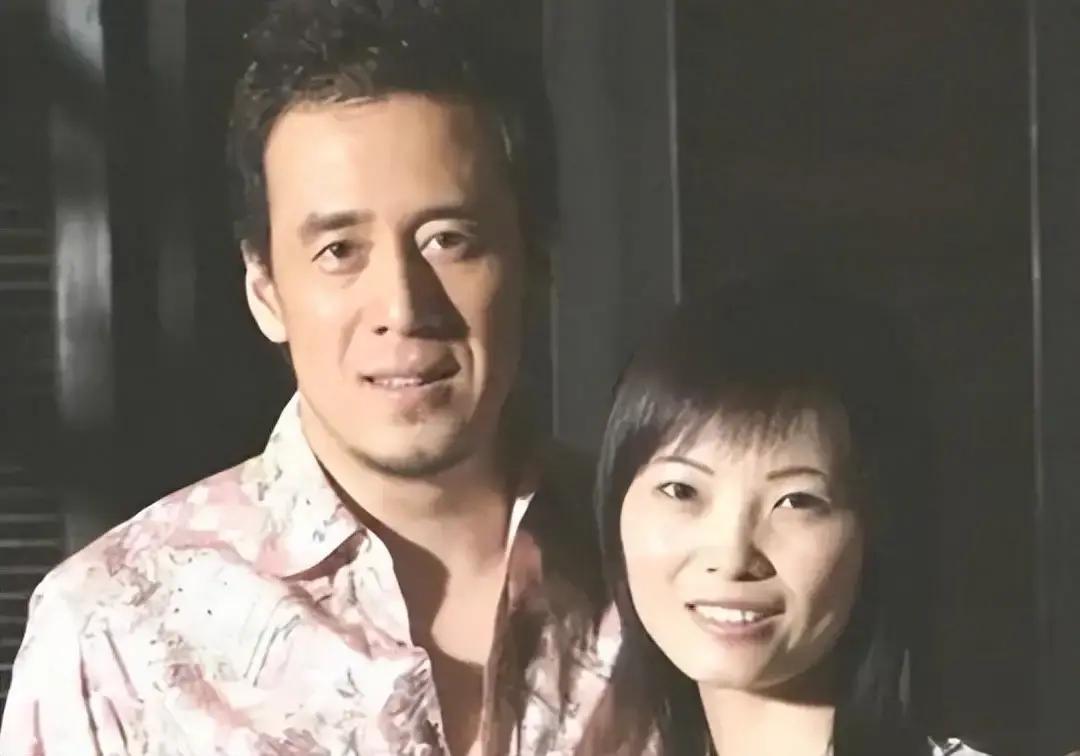 歌星杨坤一直没有结婚，有一次，那英就对着他说：“你看你这也老大不小了，我给你介绍一个对象吧！”杨坤回