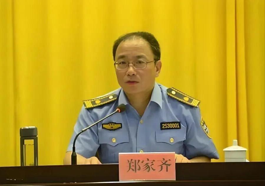 郑家齐从一名普通的民警，一路拾级而上晋升为副厅级干部，仕途全程一直未离开安庆半步