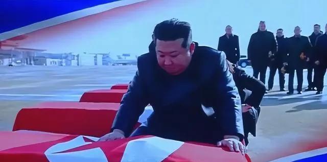 朝鲜领导人金正恩蹲地流泪亲自迎接在俄罗斯库尔斯克阵亡的朝鲜士兵，最尴尬的是乌克兰