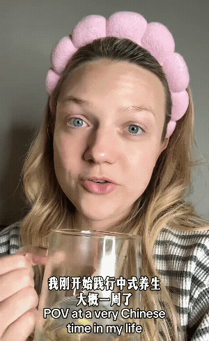 美国开始流行中式养生，摒弃了以往的冰水，开始喝起了热水，甚至加上了枸杞，这位美国