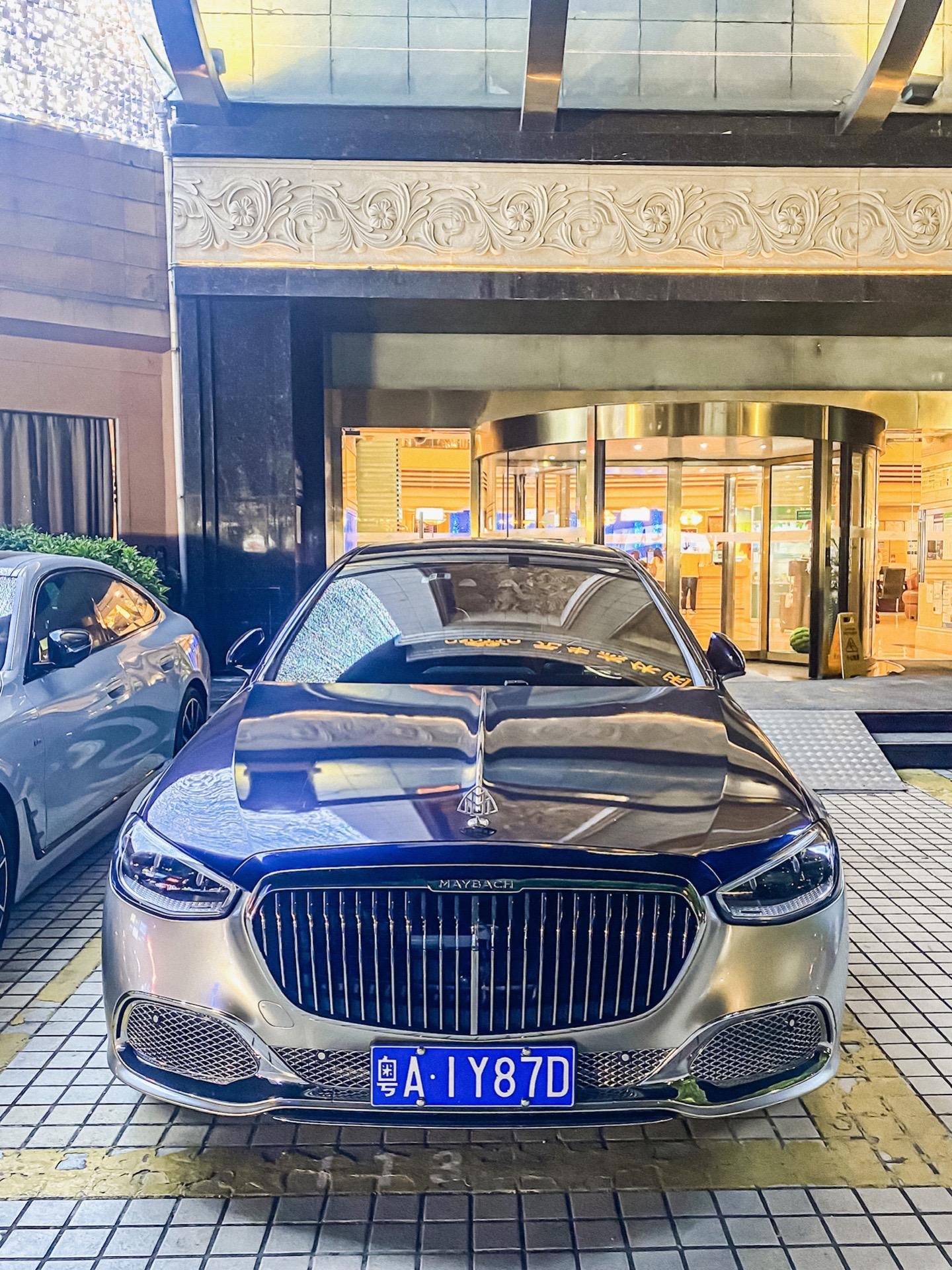 蓝银双拼的迈巴赫s680与生俱来的气场车身线条镶嵌于C柱的迈巴赫徽章彰...