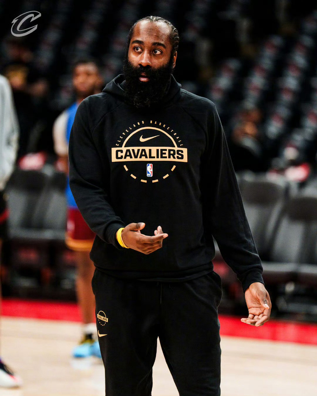 今日赛前，骑士主帅阿特金森接受了记者采访，谈到了詹姆斯-哈登。阿特金森表示：“他