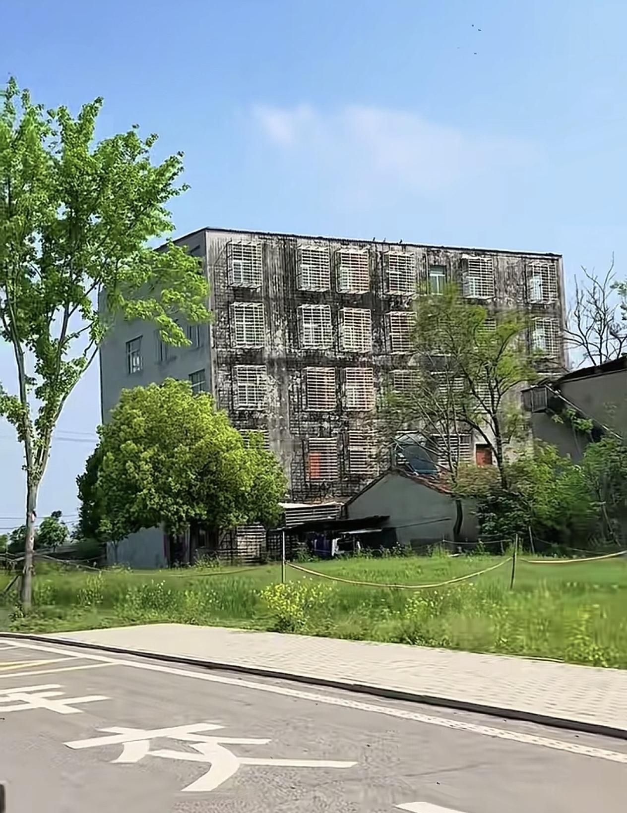 湖北襄阳1500平方“123大楼”终于要拆了，真正做到了网友多，力量大。很多网