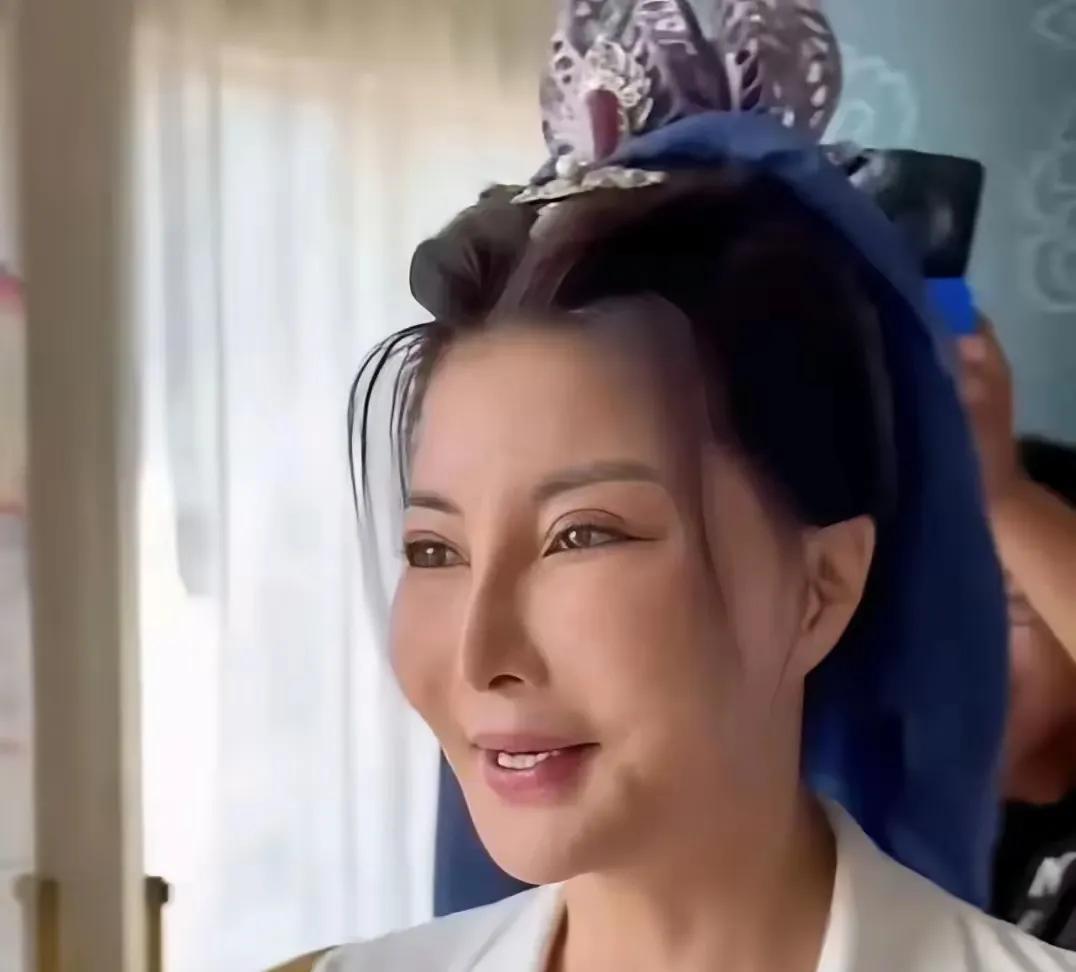 妈也！这也太惊悚了吧！这简直就是医美失败的典范。这高耸的苹果肌，奇怪的双眼皮，