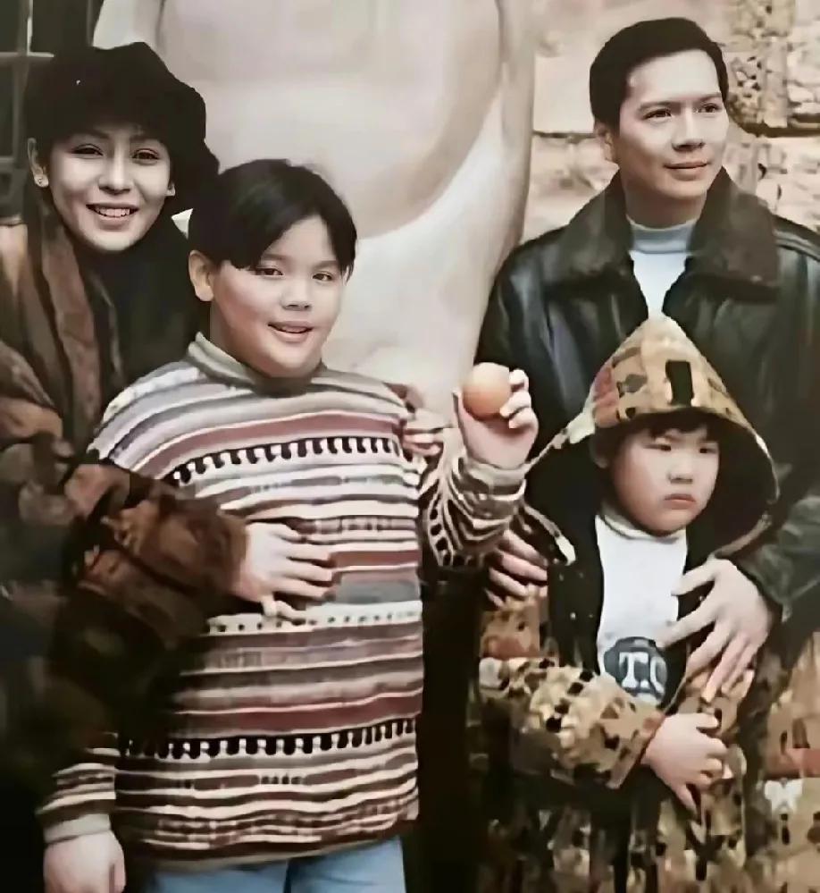 向华强生的面如冠玉，向太那更是明艳带精明；向佐和向佑的长相却让人无语，如同父母