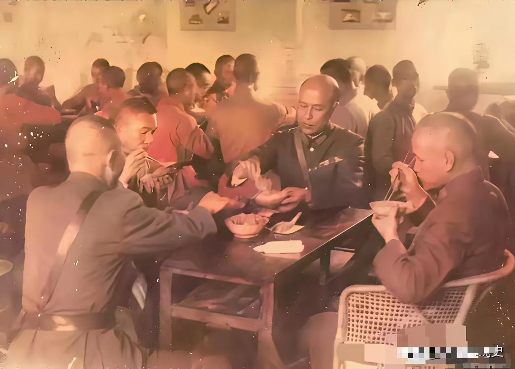 1941年重庆防空洞内，蒋介石与一众将领围坐一桌用餐。​洞外日军战机轰鸣、轰炸不