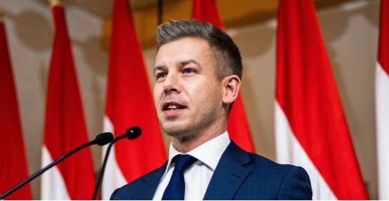 匈牙利新当选总理毛焦尔·彼得发表胜选演说：“匈牙利将再次成为了欧盟和北约强大的盟