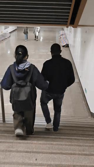 这是谁家闺女这么有福气？竟然找了一个非洲黑人男朋友？真是为父母争光啊！