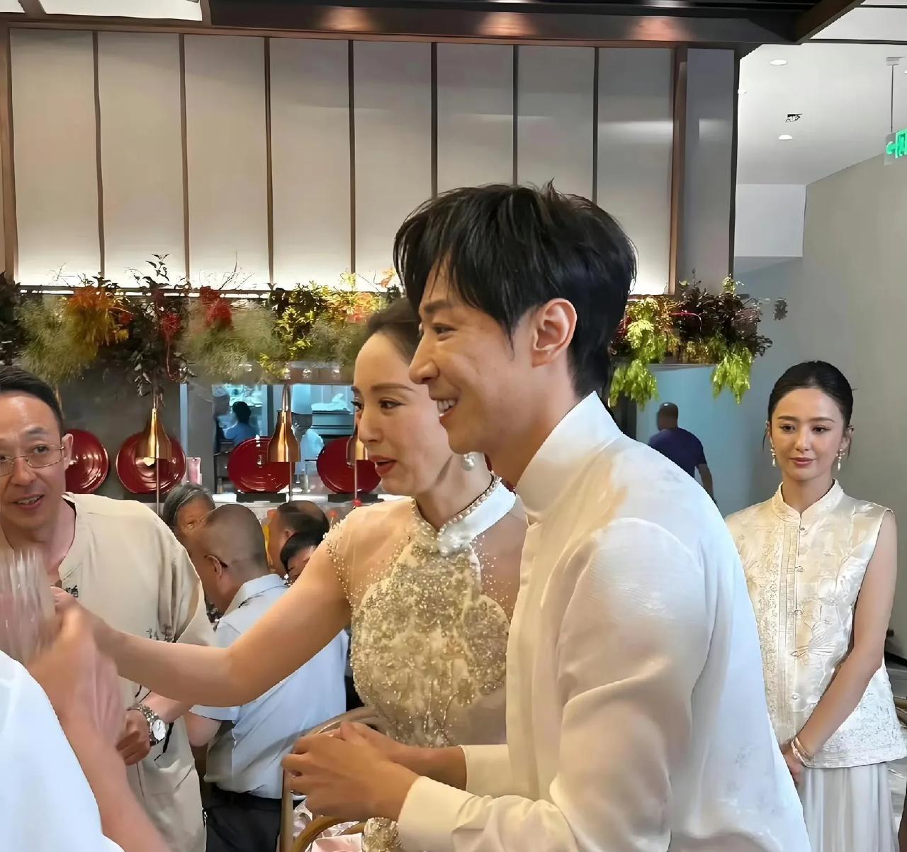 董璇你是多喜欢这个男人啊张维伊选的婚宴地点人均不到100，他手上带的是劳力士，