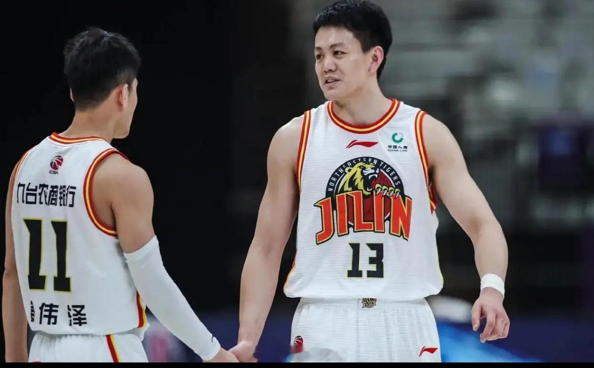 姜宇星转会到辽宁男篮，辽宁男篮的刘雁宇、赵率舟转会到吉林男篮，这算是东北球队之间