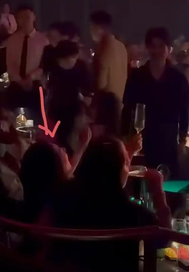 小S一家四口现身上海酒吧被偶遇，一家子玩得超嗨，黄春梅开心举杯
