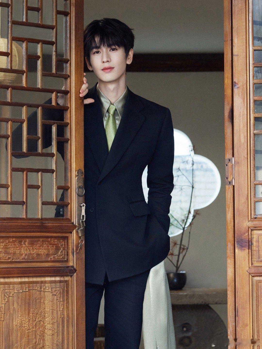 杨迪演我看张凌赫红毯杨迪这表情简直是我本人复刻！张凌赫红毯腿长逆天，气场焊在身