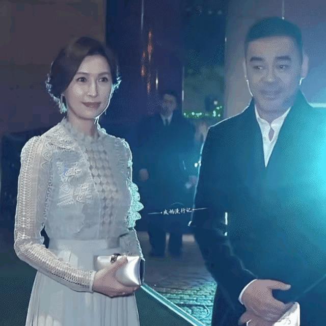 郭蔼明不是传统意义上的美女，胜在气质一直很好，加上高学历有内涵加持，所以真是看着