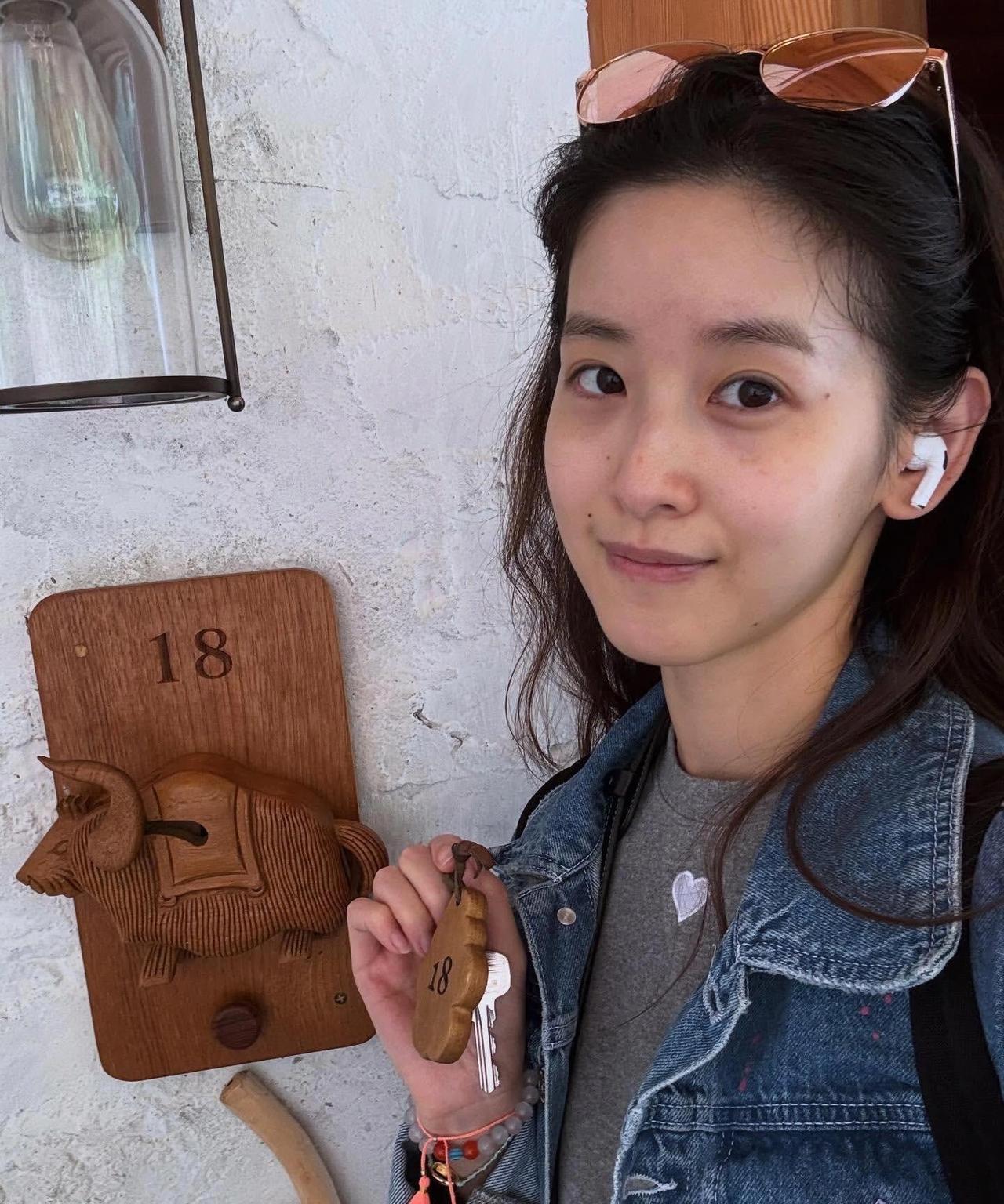 假期结束，章泽天晒出与杨天真的素颜合照，纯素颜怼脸拍，皮肤虽有小瑕疵，但胶原感满