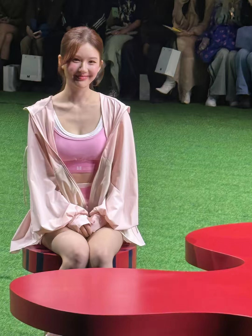 赵露思上海看秀，这姐时尚圈地位真的炸了！