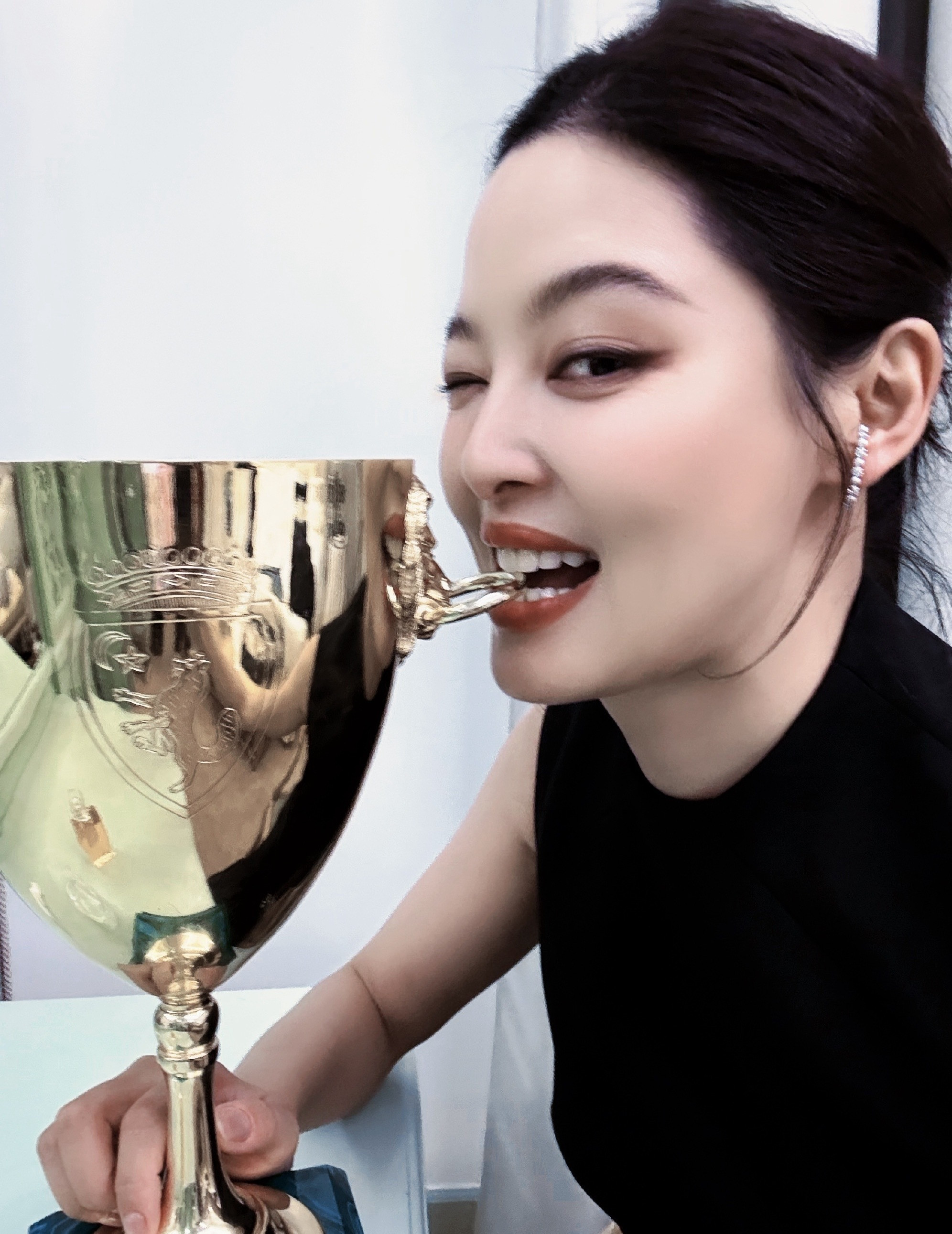 这奖杯不是金的没必要咬啊​​​