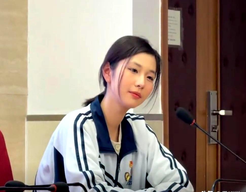 北京一职高女生在校活动上台发言，头发梳得特精神校服穿得板正，她就随手拍了点照片视