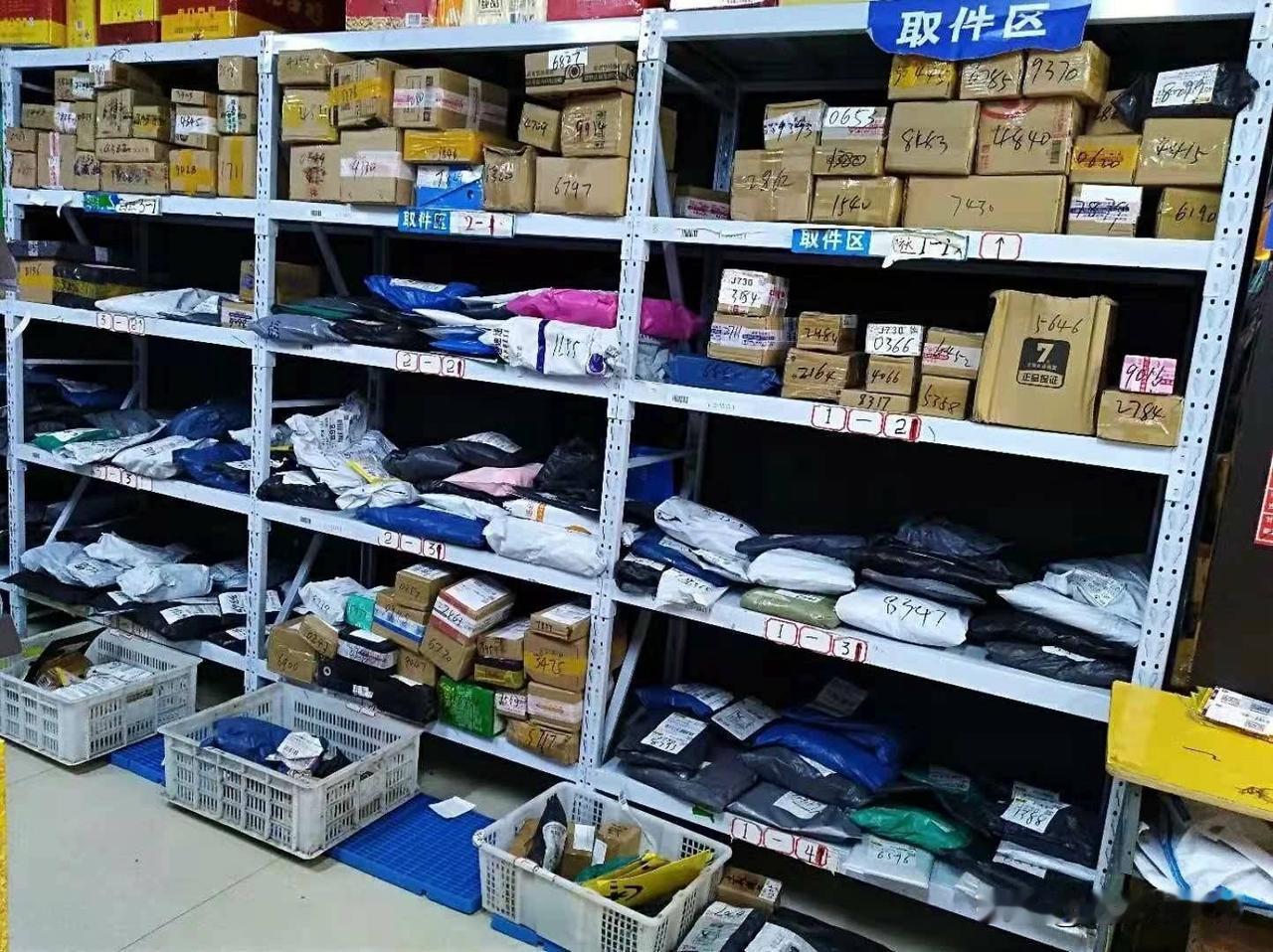 菜鸟驿站对取件未出库罚款100元没驿站时快递上门，现在除了顺丰京东，包裹全被硬塞