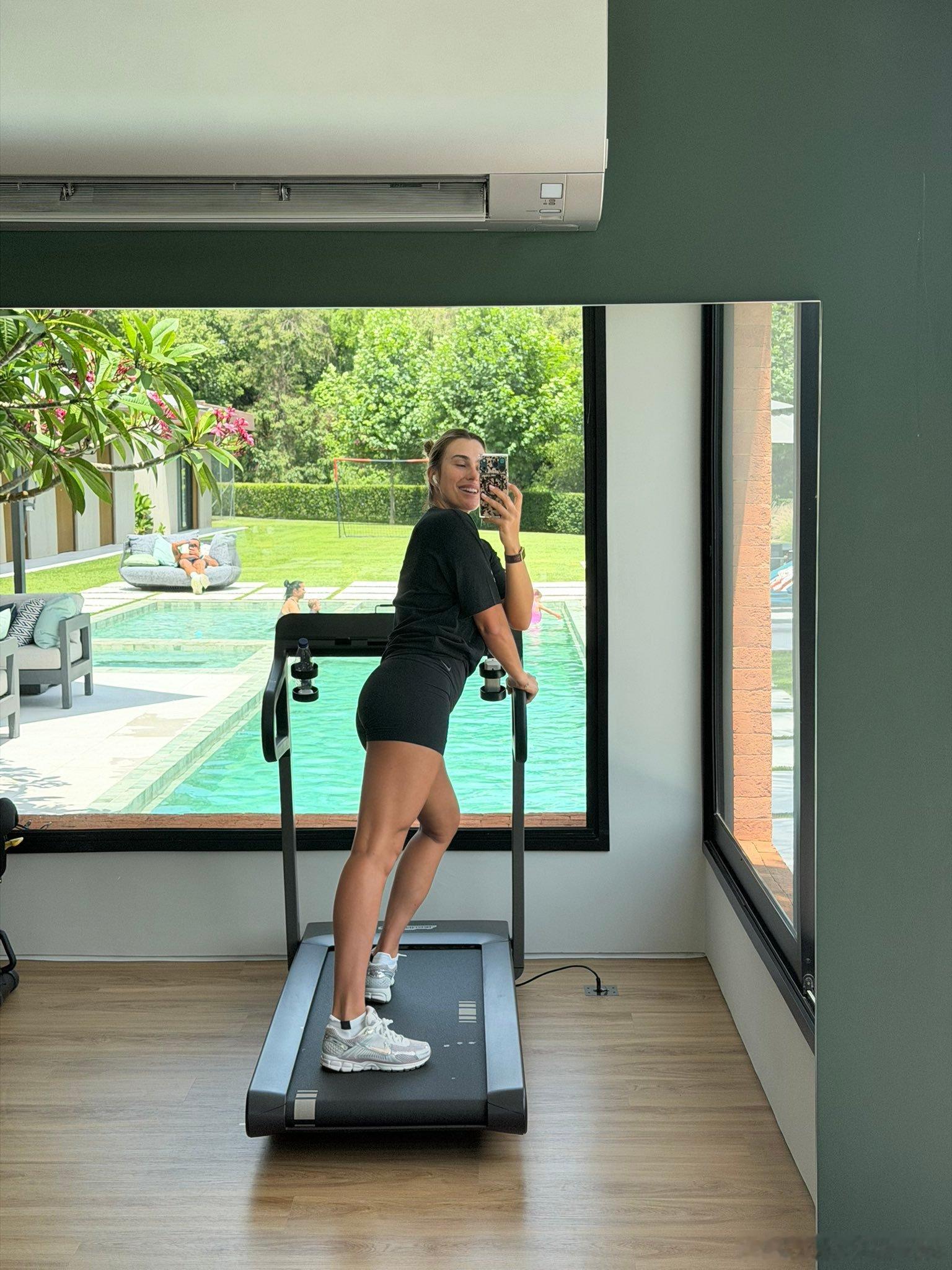 年终世界第一萨巴伦卡在度假时不忘运动，同时展示了自己的衣服，上面印有“Every