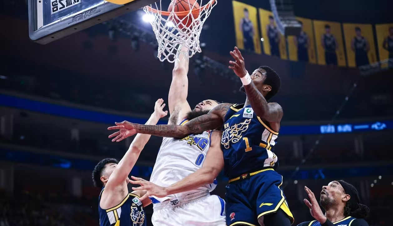 广东梦幻开局仍被绝杀，球队士气有所回升，杜锋三大败笔酿败局