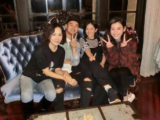 那年，在一次节目中，谢娜缠着刘嘉玲，非要参观一下她在苏州的豪宅，刘嘉玲怕造成不好