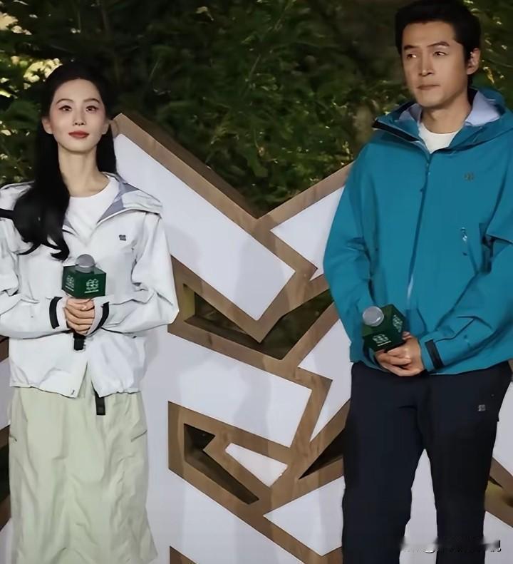 颁奖典礼后台，胡歌突然停下脚步，朝角落里的刘诗诗递去了一件外套！全场镜头聚