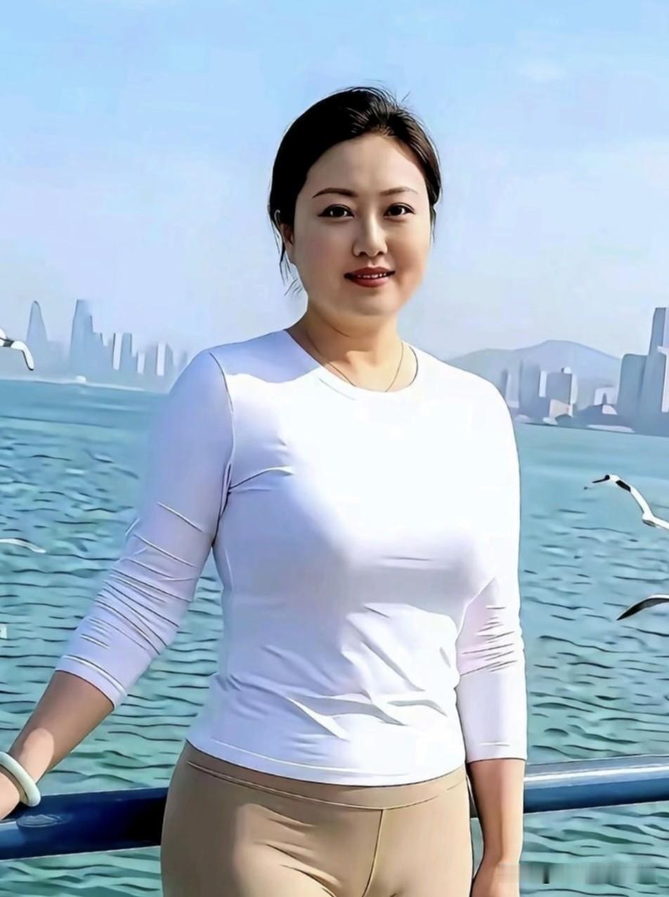 西江月·水畔吟碧海轻摇波影，长天漫卷晴光。凭栏闲看海鸥翔，远岸层楼清朗。