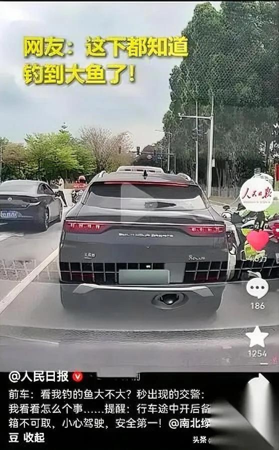 广东钓鱼佬火遍全网了猜猜他干了啥？东莞这位大哥钓了条超大鱼，乐得忍不