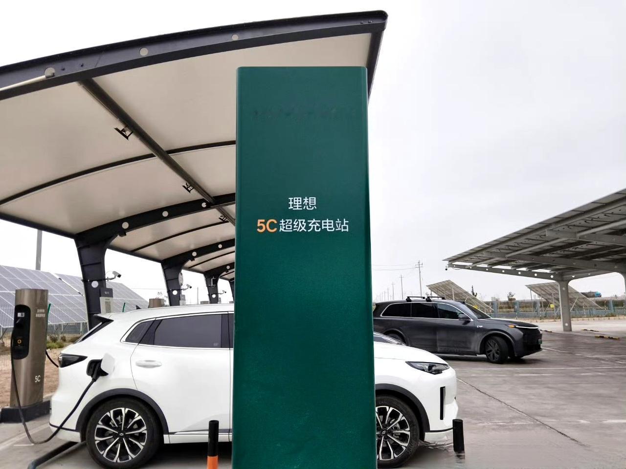对于这种把超充站建在高速服务区的，我都点赞。超充站就应该大量铺设在高速服务区，