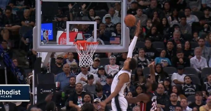 文班亚马是外星来客，马刺五连胜队史开局最佳记录，王朝开启联盟改朝换代了。刚刚结