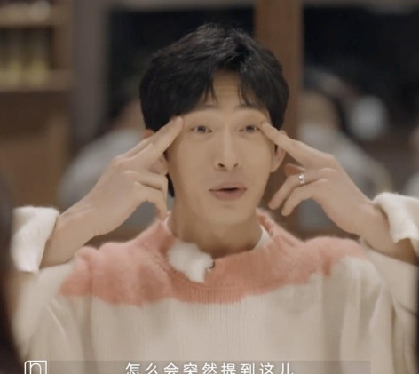 袁咏仪问井柏然：“公司给你谈恋爱吗？”井柏然的目光闪烁地从袁咏仪那看到了娜姐，然