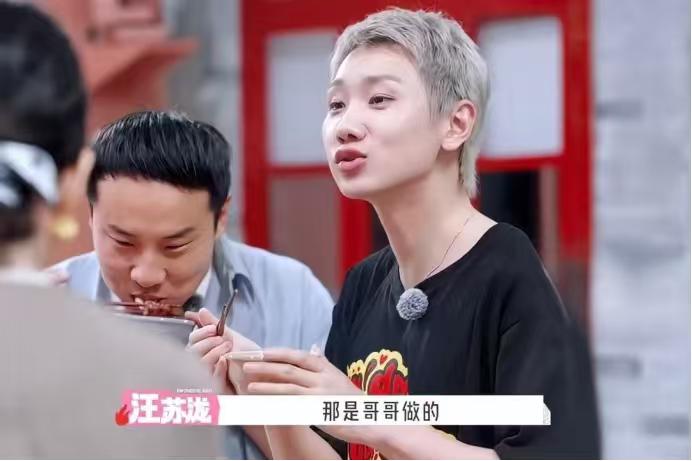 孟子义：“胜子，你这红烧肉外卖在哪儿叫的？下次还叫他家的。”汪苏泷：“哎呀，